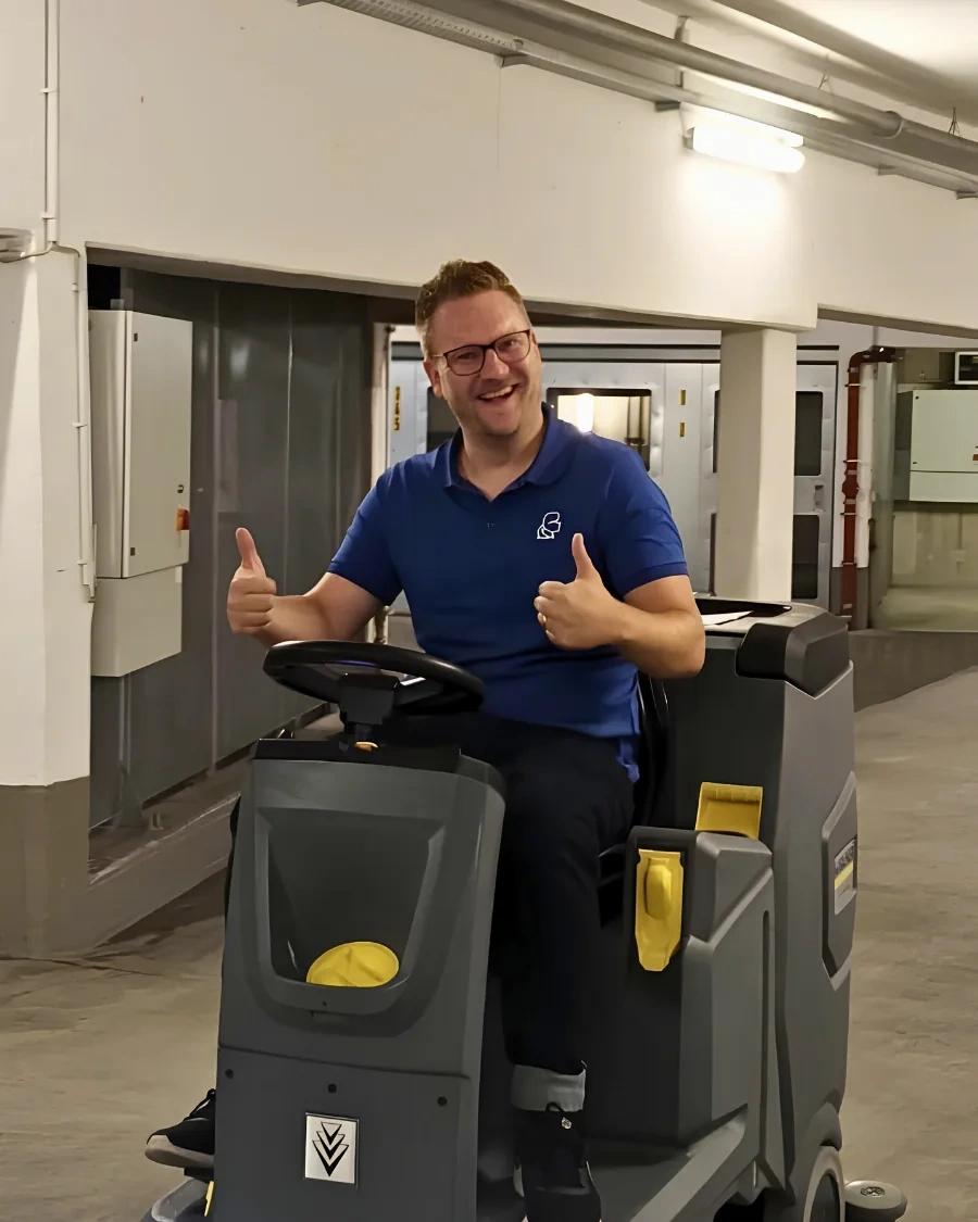 Christian Gautsch auf der Scheuersaugmaschine in einer Tiefgarage